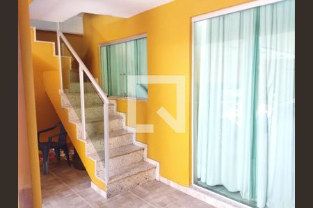 Casa à venda com 200m², 3 quartos e 4 vagas Casa à venda com 200m², 3 quartos e 4 vagasEscada