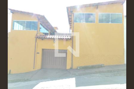 Casa à venda com 200m², 3 quartos e 4 vagas Casa à venda com 200m², 3 quartos e 4 vagasFachada