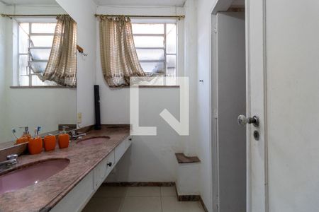 Casa à venda com 200m², 4 quartos e 2 vagas Casa à venda com 200m², 4 quartos e 2 vagasBanheiro Social