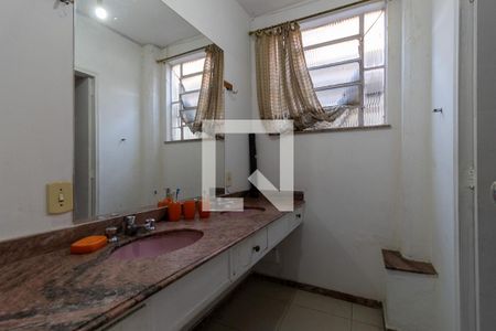 Casa à venda com 200m², 4 quartos e 2 vagas Casa à venda com 200m², 4 quartos e 2 vagasBanheiro Social