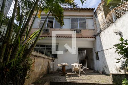 Casa à venda com 200m², 4 quartos e 2 vagas Casa à venda com 200m², 4 quartos e 2 vagasFachada