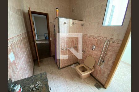 Casa à venda com 403m², 5 quartos e 5 vagasBanheiro 2