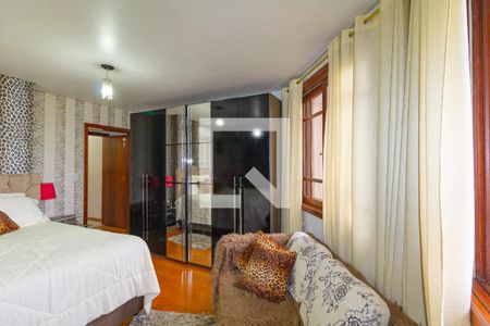 Casa à venda com 476m², 4 quartos e 6 vagas Casa à venda com 476m², 4 quartos e 6 vagasQuarto 4 - Suíte