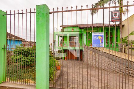 Casa à venda com 476m², 4 quartos e 6 vagas Casa à venda com 476m², 4 quartos e 6 vagasPlaquinha instalada no imóvel