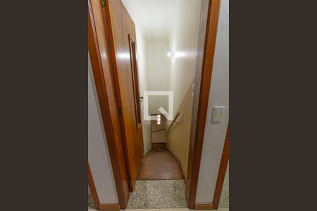 Casa à venda com 476m², 4 quartos e 6 vagas Casa à venda com 476m², 4 quartos e 6 vagasEscada de acesso ao térreo