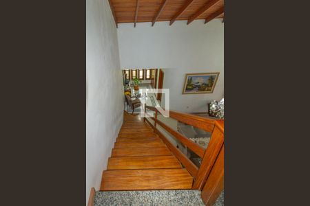 Casa à venda com 476m², 4 quartos e 6 vagas Casa à venda com 476m², 4 quartos e 6 vagasEscada