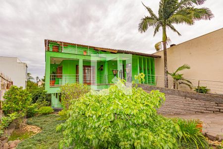 Casa à venda com 476m², 4 quartos e 6 vagas Casa à venda com 476m², 4 quartos e 6 vagasFachada e jardim