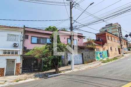 Casa à venda com 200m², 3 quartos e 2 vagas Casa à venda com 200m², 3 quartos e 2 vagasFachada