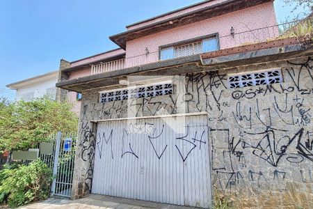 Casa à venda com 200m², 3 quartos e 2 vagas Casa à venda com 200m², 3 quartos e 2 vagasFachada