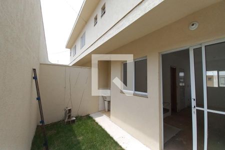 Casa de condomínio à venda com 74m², 2 quartos e 2 vagas Casa de condomínio à venda com 74m², 2 quartos e 2 vagasQuintal