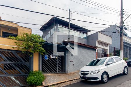Casa à venda com 200m², 4 quartos e 2 vagas Casa à venda com 200m², 4 quartos e 2 vagasFachada