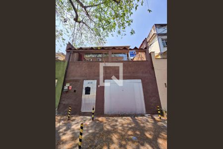 Casa para alugar com 196m², 2 quartos e 1 vaga Casa para alugar com 196m², 2 quartos e 1 vagaFachada