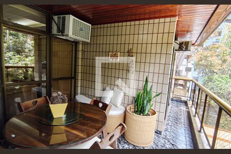 Apartamento à venda com 225m², 4 quartos e 3 vagas Apartamento à venda com 225m², 4 quartos e 3 vagassala - varanda