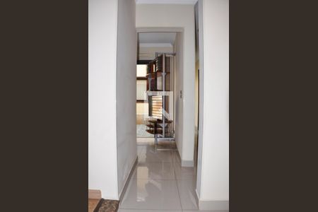 Detalhe - Corredor - Sala de TV de casa à venda com 3 quartos, 400m² em Vila Pereira Cerca, São Paulo