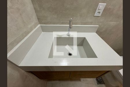 Banheiro Social de apartamento para alugar com 2 quartos, 62m² em Barra da Tijuca, Rio de Janeiro
