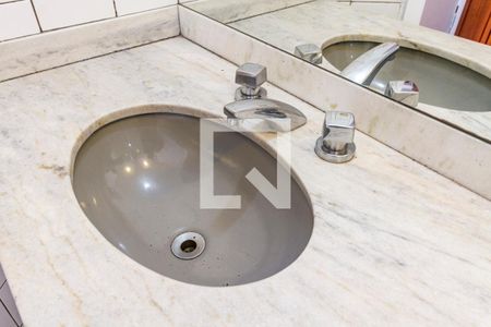 Apartamento à venda com 81m², 2 quartos e 2 vagasBanheiro da Suíte