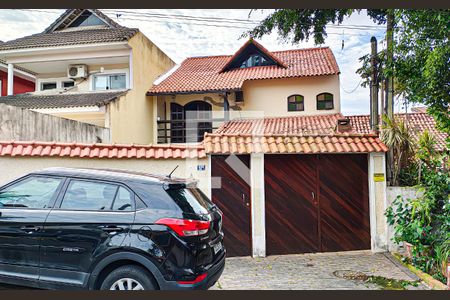 Casa de condomínio à venda com 250m², 4 quartos e 2 vagas Casa de condomínio à venda com 250m², 4 quartos e 2 vagasfachada