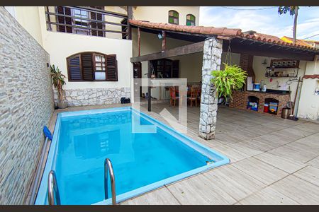 Casa de condomínio à venda com 250m², 4 quartos e 2 vagas Casa de condomínio à venda com 250m², 4 quartos e 2 vagasfrente - piscina