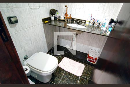 Casa de condomínio à venda com 250m², 4 quartos e 2 vagas Casa de condomínio à venda com 250m², 4 quartos e 2 vagaslavabo