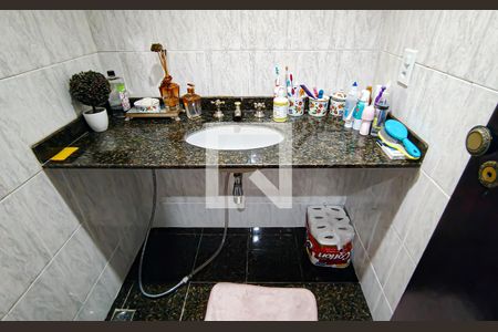 Casa de condomínio à venda com 250m², 4 quartos e 2 vagas Casa de condomínio à venda com 250m², 4 quartos e 2 vagaslavabo