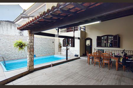 Casa de condomínio à venda com 250m², 4 quartos e 2 vagas Casa de condomínio à venda com 250m², 4 quartos e 2 vagasfrente - piscina
