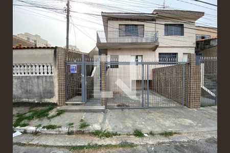 Fachada com plaquinha de casa para alugar com 2 quartos, 100m² em Vila Medeiros, São Paulo