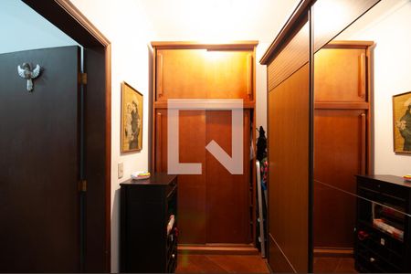 Casa à venda com 530m², 5 quartos e 8 vagasCloset do quarto 1 Suíte