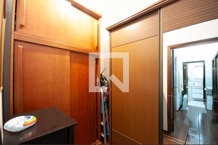 Casa à venda com 530m², 5 quartos e 8 vagasCloset do quarto 1 Suíte