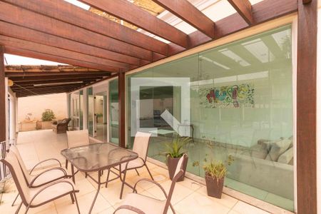 Casa à venda com 1000m², 5 quartos e 4 vagas Casa à venda com 1000m², 5 quartos e 4 vagasVaranda