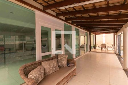 Casa à venda com 1000m², 5 quartos e 4 vagas Casa à venda com 1000m², 5 quartos e 4 vagasVaranda