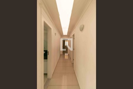 Casa à venda com 1000m², 5 quartos e 4 vagas Casa à venda com 1000m², 5 quartos e 4 vagasCorredor