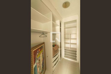 Casa à venda com 1000m², 5 quartos e 4 vagas Casa à venda com 1000m², 5 quartos e 4 vagasCloset Suíte 3
