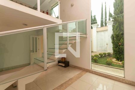 Casa à venda com 1000m², 5 quartos e 4 vagas Casa à venda com 1000m², 5 quartos e 4 vagasEscada
