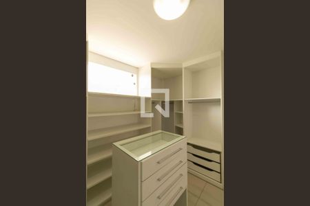 Casa à venda com 1000m², 5 quartos e 4 vagas Casa à venda com 1000m², 5 quartos e 4 vagasCloset Suite 1