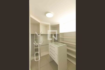Casa à venda com 1000m², 5 quartos e 4 vagas Casa à venda com 1000m², 5 quartos e 4 vagasCloset Suite 1