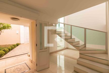 Casa à venda com 1000m², 5 quartos e 4 vagas Casa à venda com 1000m², 5 quartos e 4 vagasEscada