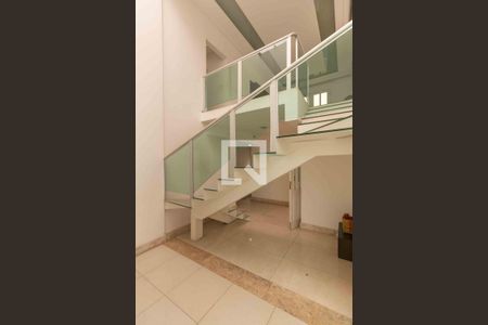 Casa à venda com 1000m², 5 quartos e 4 vagas Casa à venda com 1000m², 5 quartos e 4 vagasEscada
