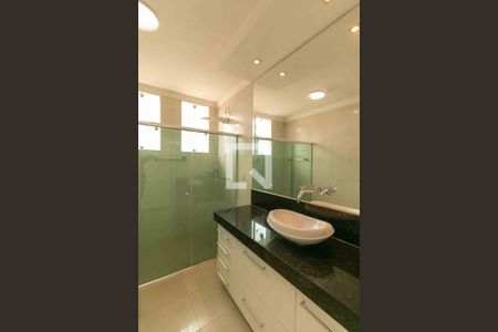 Casa à venda com 1000m², 5 quartos e 4 vagas Casa à venda com 1000m², 5 quartos e 4 vagasBanheiro Social