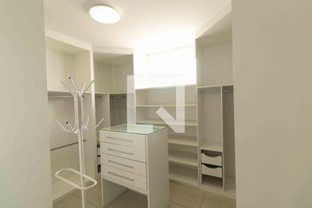 Casa à venda com 1000m², 5 quartos e 4 vagas Casa à venda com 1000m², 5 quartos e 4 vagasCloset Suite 1
