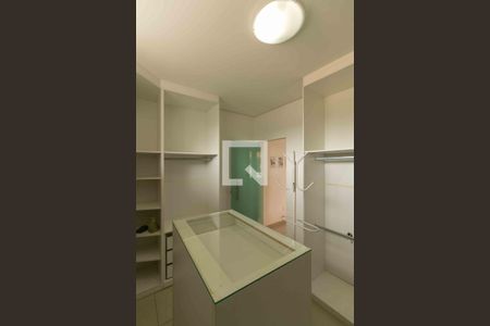 Casa à venda com 1000m², 5 quartos e 4 vagas Casa à venda com 1000m², 5 quartos e 4 vagasCloset Suite 1
