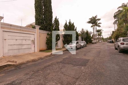 Casa à venda com 1000m², 5 quartos e 4 vagas Casa à venda com 1000m², 5 quartos e 4 vagasFachada