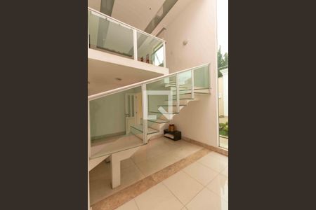 Casa à venda com 1000m², 5 quartos e 4 vagas Casa à venda com 1000m², 5 quartos e 4 vagasEscada