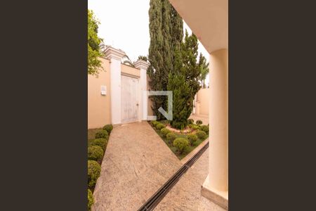 Casa à venda com 1000m², 5 quartos e 4 vagas Casa à venda com 1000m², 5 quartos e 4 vagasEntrada