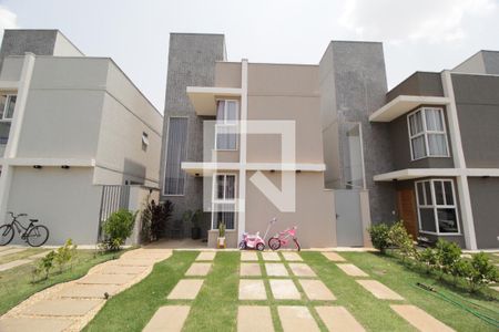 Casa de condomínio para alugar com 102m², 3 quartos e 2 vagasFachada