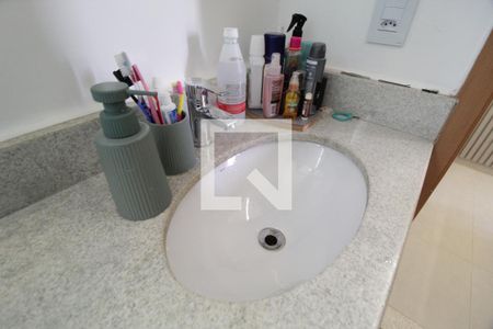 Casa de condomínio para alugar com 102m², 3 quartos e 2 vagasBanheiro da Suíte 2