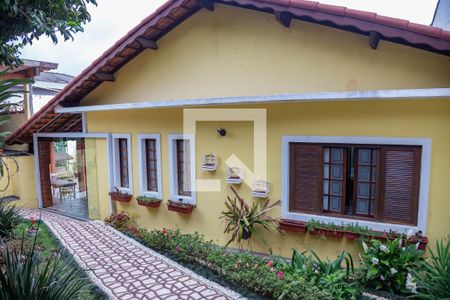 Casa à venda com 313m², 4 quartos e 3 vagas Casa à venda com 313m², 4 quartos e 3 vagasFachada