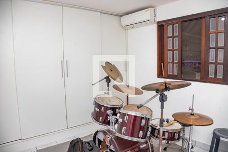 Casa à venda com 313m², 4 quartos e 3 vagas Casa à venda com 313m², 4 quartos e 3 vagasEdícula - quarto