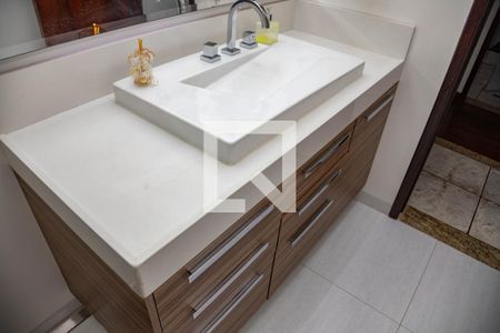 Casa à venda com 313m², 4 quartos e 3 vagas Casa à venda com 313m², 4 quartos e 3 vagasBanheiro social 2