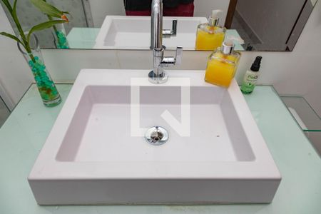 Casa à venda com 313m², 4 quartos e 3 vagas Casa à venda com 313m², 4 quartos e 3 vagasEdícula - banheiro