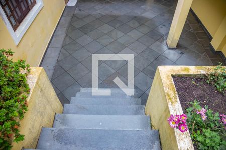 Casa à venda com 313m², 4 quartos e 3 vagas Casa à venda com 313m², 4 quartos e 3 vagasEscada para piso inferior